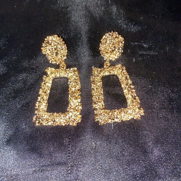 New Oversized Gold-Tone Textured Rectangle Dangle Earrings Costume Jewelry - Picture 2 of 8
